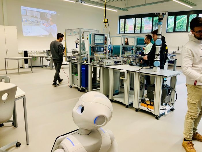 Smart Electronic Factory e.V. und Friedrich-Dessauer-Schule engagieren sich für digitale Bildung