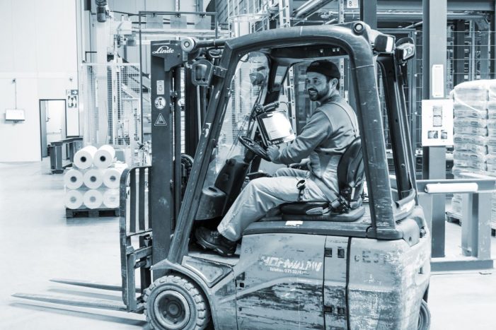 Immer zuverlässig und stabil: Starke noax Industrie Panel PCs & Logistikterminals bei bosch Tiernahrung