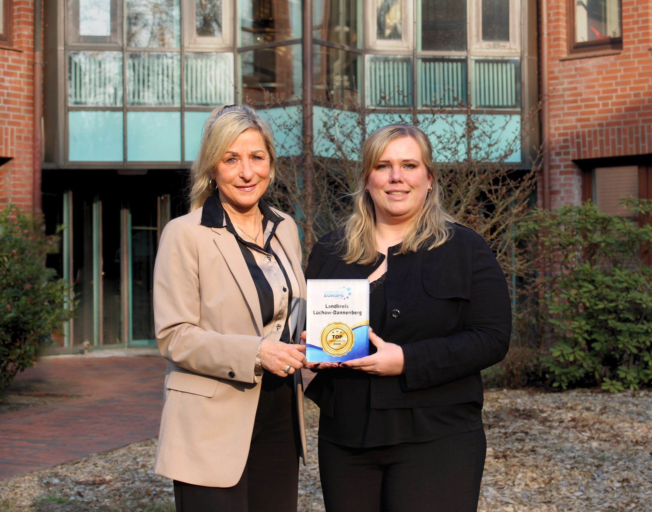 Landkreis Lüchow-Dannenberg erhält Auszeichnung als „Top-Organisation 2025“ für herausragende Digitalisierungsstrategie Landkreis Lüchow-Dannenberg erhält Auszeichnung als „Top-Organisation 2025“ für herausragende Digitalisierungsstrategie