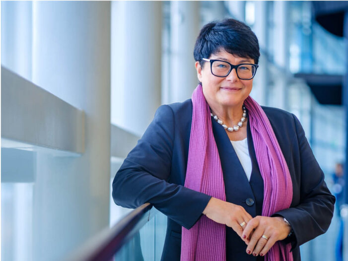 EP-Vizepräsidentin Sabine Verheyen: „Brauchen kollektives Vergütungssystem für von der KI genutzte Inhalte“