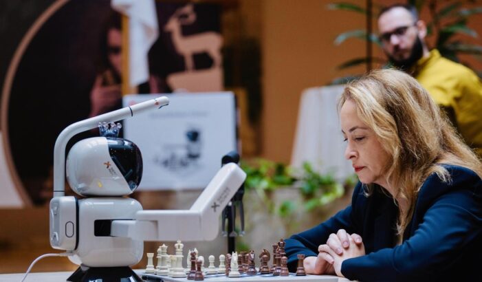 SenseRobot siegt im Duell Schach-Weltmeisterin der Frauen