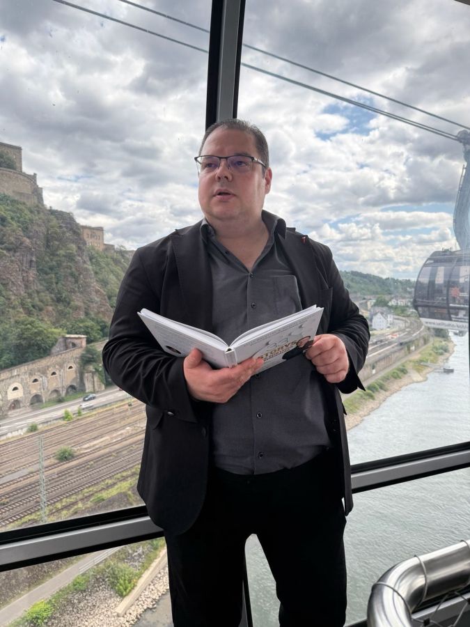 „33 Experten lesen in der Seilbahn – ein Bestseller, ein Weltrekord und ein emotionales Highlight in Koblenz.“