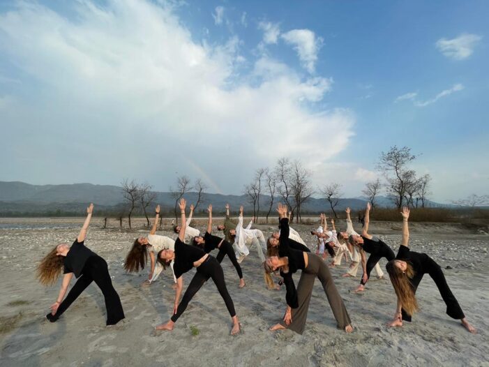 Online Yoga Teacher Training vs. Yoga Training in Indien