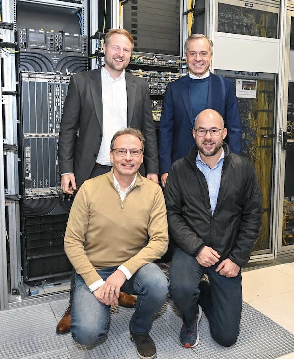 DE-CIX Frankfurt schließt Deutsche Glasfaser am weltweit ersten 800-Gigabit-Internetknoten-Port von Nokia an