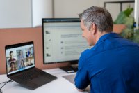 Virtuelle Hintergründe im digitalen Arbeitsalltag: Wie Teams online professionell auftreten – den ganzen Tag über