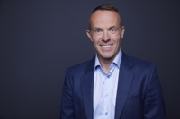 IFS erzielt außergewöhnliches Wachstum im Geschäftsjahr 2025, in dem sich Industrial AI durchsetzt