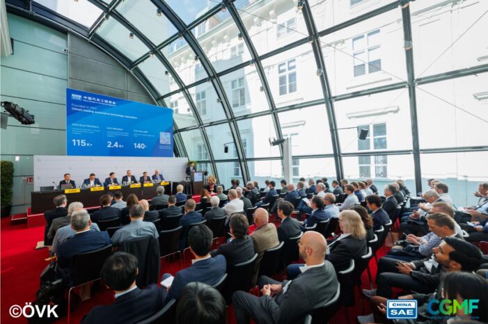 Chinesische und europäische Automobilhersteller suchen beim Wiener Motorensymposium Gemeinsamkeiten im Antriebswandel Chinesische und europäische Automobilhersteller suchen beim Wiener Motorensymposium Gemeinsamkeiten im Antriebswandel