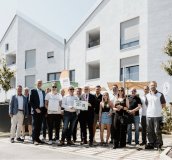 GWW-Sonnenhaus wurde als erster Mehrfamilienhaus-Neubau Sachsen-Anhalts mit„Grüner Hausnummer Plus“ ausgezeichnet GWW-Sonnenhaus wurde als erster Mehrfamilienhaus-Neubau Sachsen-Anhalts mit„Grüner Hausnummer Plus“ ausgezeichnet
