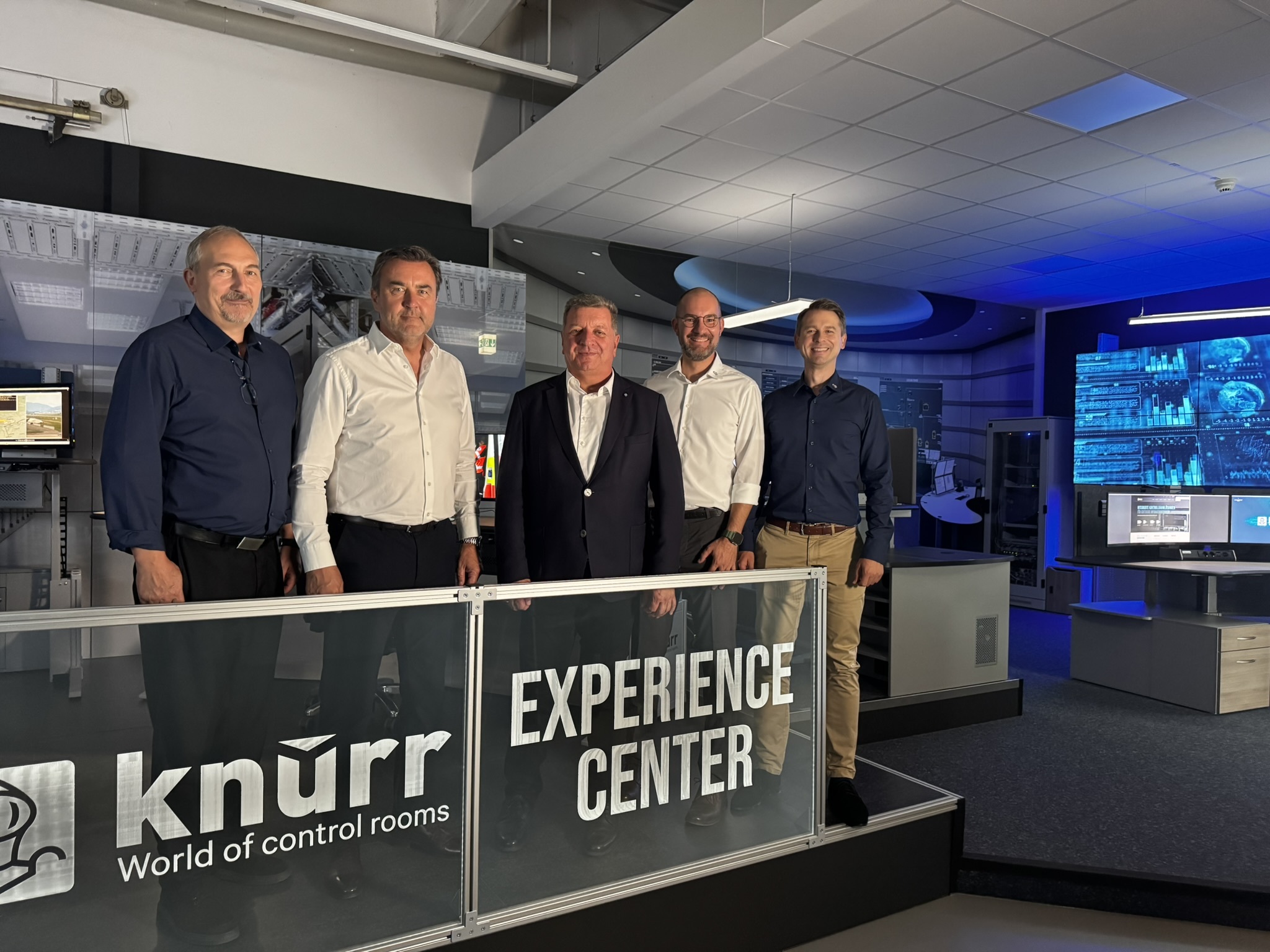 Staatsminister Christian Bernreiter zu Gast bei der Knürr GmbH Staatsminister Christian Bernreiter zu Gast bei der Knürr GmbH