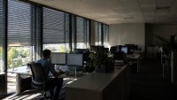 Das Jalousien-Paradox im Büro: Warum Sonnenschutz im Sommer die Lichtqualität am Bildschirmarbeitsplatz unbemerkt verändert Das Jalousien-Paradox im Büro: Warum Sonnenschutz im Sommer die Lichtqualität am Bildschirmarbeitsplatz unbemerkt verändert