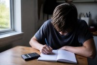Mathematik in der Sekundarstufe auf einem Tiefstand: 34 Prozent der Neuntklässler verfehlen die Mindeststandards für den mittleren Schulabschluss Mathematik in der Sekundarstufe auf einem Tiefstand: 34 Prozent der Neuntklässler verfehlen die Mindeststandards für den mittleren Schulabschluss