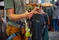 TÜV SÜD: Gut gesichert am Stahlseil – Klettersteigsets richtig auswählen TÜV SÜD: Gut gesichert am Stahlseil – Klettersteigsets richtig auswählen