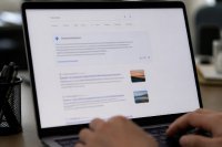 AI Overviews senken laut Ahrefs-Studie vom Februar 2026 die Klickrate von Google-Position eins um 58 Prozent binnen zwei Jahren AI Overviews senken laut Ahrefs-Studie vom Februar 2026 die Klickrate von Google-Position eins um 58 Prozent binnen zwei Jahren
