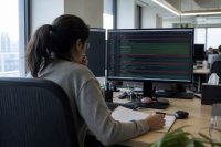 KI-generierter Code verschiebt den Aufwand vom Schreiben zum Prüfen: 90 Prozent der Fachleute in der Softwareentwicklung arbeiten mit Assistenz KI-generierter Code verschiebt den Aufwand vom Schreiben zum Prüfen: 90 Prozent der Fachleute in der Softwareentwicklung arbeiten mit Assistenz