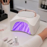 Wie härtet UV-Gel unter LED-Licht aus- emmi®NAIL erklärt die Technik hinter der Nagelmodellage Wie härtet UV-Gel unter LED-Licht aus- emmi®NAIL erklärt die Technik hinter der Nagelmodellage