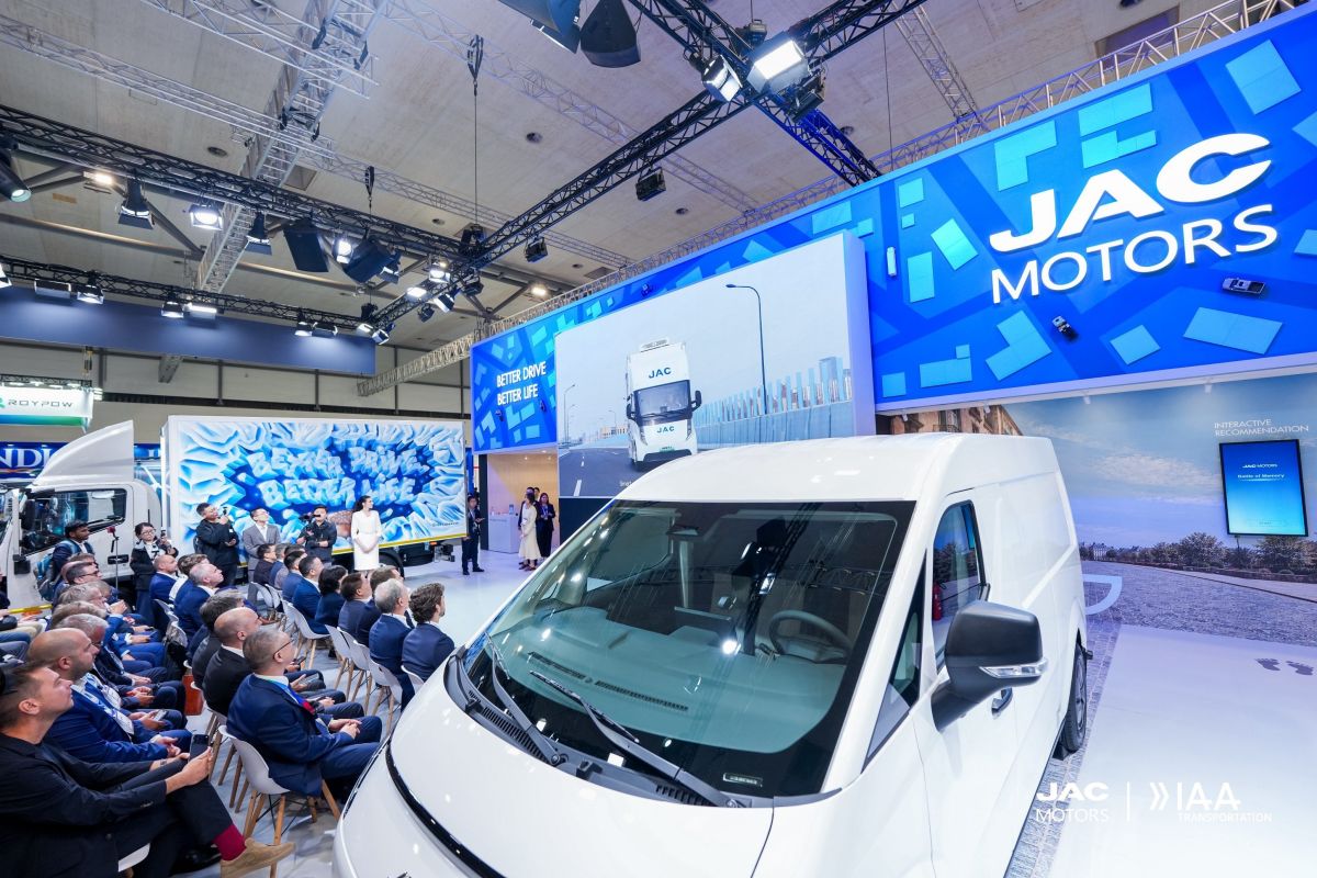 Live von der IAA 2026: JAC Motors reagiert mit vier Modellen auf Europas Bedarf an grüner Logistik Live von der IAA 2026: JAC Motors reagiert mit vier Modellen auf Europas Bedarf an grüner Logistik