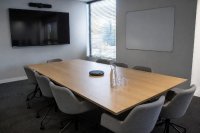 Homeoffice-Anteil bleibt im August 2026 bei 24,9 Prozent: Warum jede Besprechung im Betrieb inzwischen zwei Gruppen gleichzeitig erreichen muss