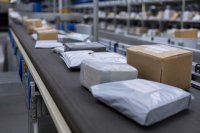 Pauschalzoll von 3 Euro trifft Geschenkbestellungen aus Drittstaaten: Der Zoll fertigte 2025 knapp 790 Millionen Warenpositionen ab Pauschalzoll von 3 Euro trifft Geschenkbestellungen aus Drittstaaten: Der Zoll fertigte 2025 knapp 790 Millionen Warenpositionen ab