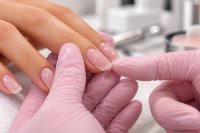 Warum entstehen Liftings bei Gelnägeln- emmi®NAIL erklärt die Wissenschaft hinter der Haftung