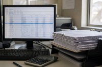 E-Rechnungspflicht ab 2027: Wer 2026über 800.000 Euro Gesamtumsatz hatte, muss an inländische Unternehmer grundsätzlich strukturiert abrechnen E-Rechnungspflicht ab 2027: Wer 2026über 800.000 Euro Gesamtumsatz hatte, muss an inländische Unternehmer grundsätzlich strukturiert abrechnen